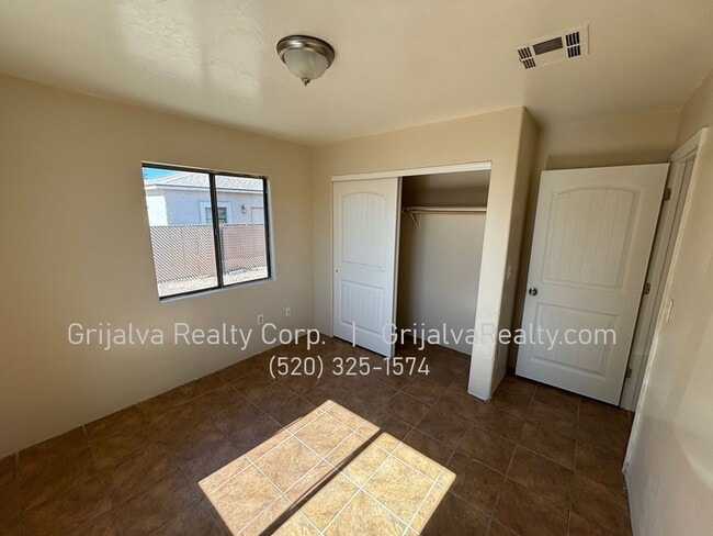 Building Photo - 5015 S Park Ave