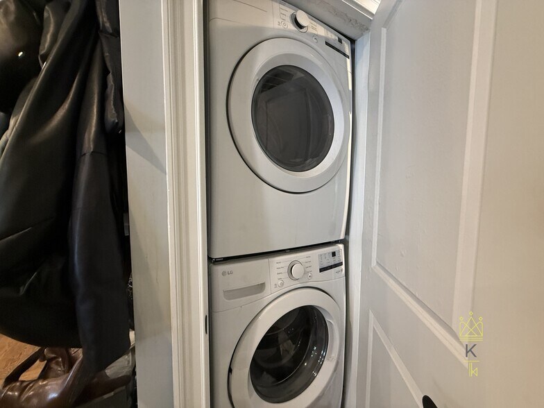 Building Photo - 8 Nira Ave