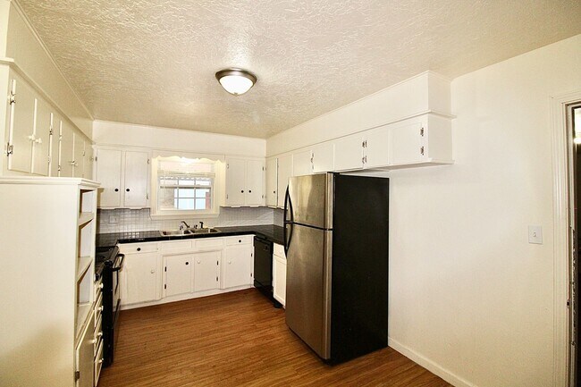 Building Photo - 2000 Alameda St