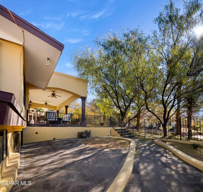 Building Photo - 6204 Pinehurst Dr