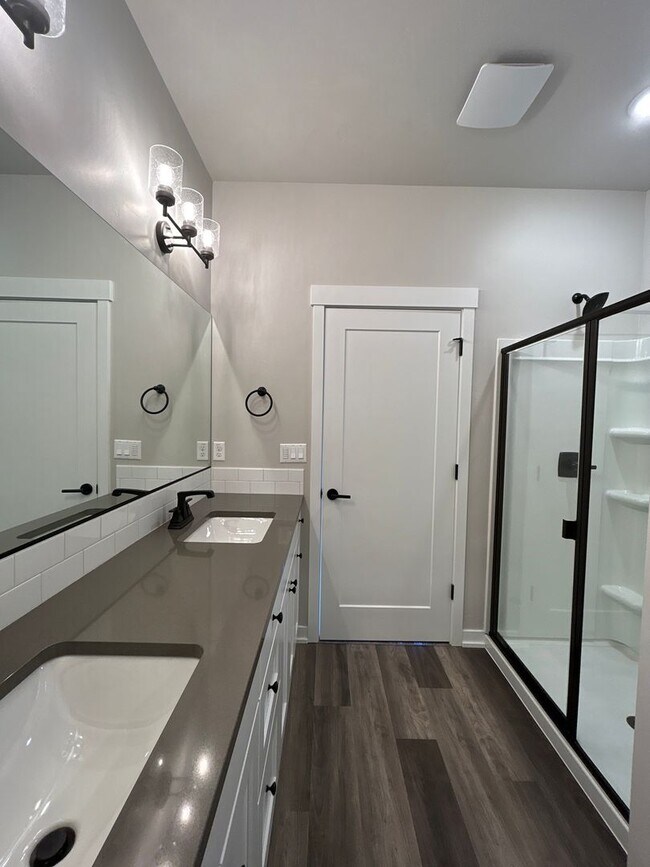 Building Photo - Stylish 2BR + Office Duplex in SE Bend – Garage & Smart Home Perks