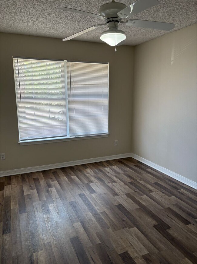 Building Photo - 3 Bedroom, 2 Bathroom Single Family Residence