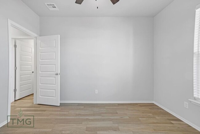 Building Photo - Move In Special! Shenandoah: Comfortable a...