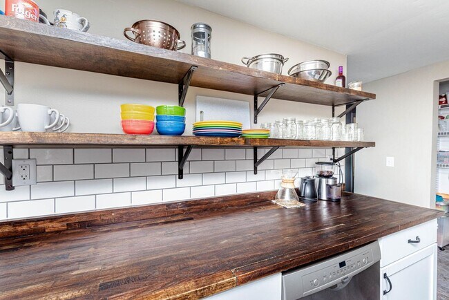 Building Photo - Darling 3 Bed 1 Bath Home