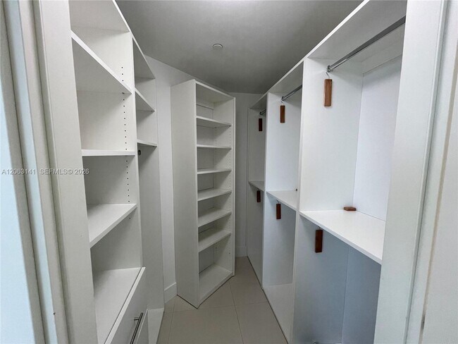 Building Photo - 1300 Brickell Bay Dr