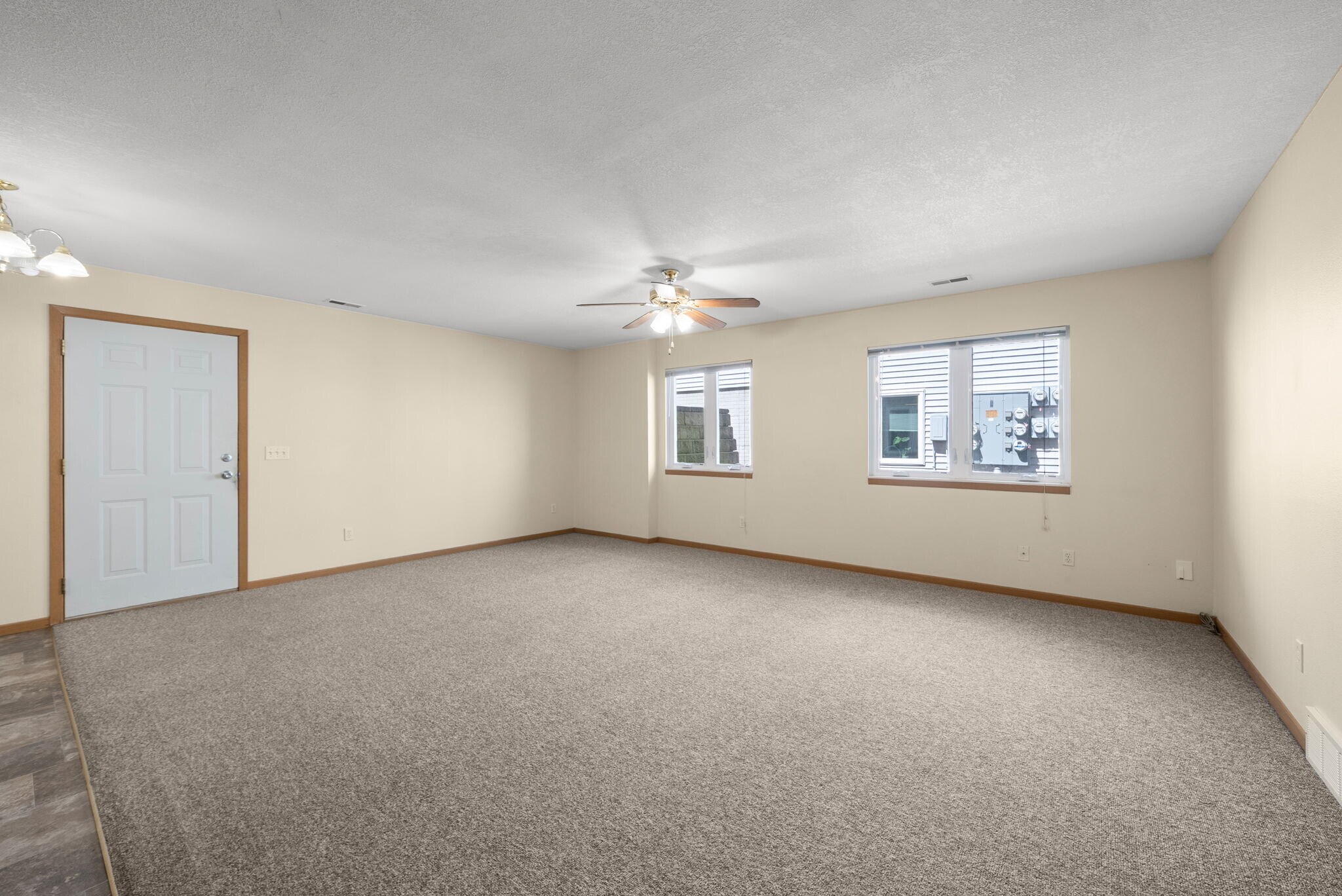 Living Room - 1420 E Redwood Blvd