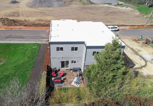 Building Photo - Application Pending - 3 Bedroom Townhouse For Rent In Hood River