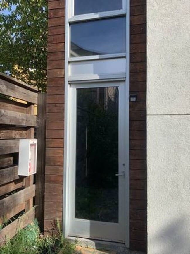 Building Photo - 832.5 Milton St