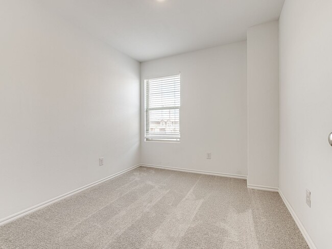 Building Photo - Brand New Home + Edmond Schools + 4 bedroo...