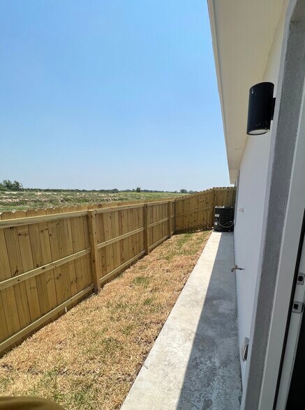 Building Photo - 1025 N Blair Ave