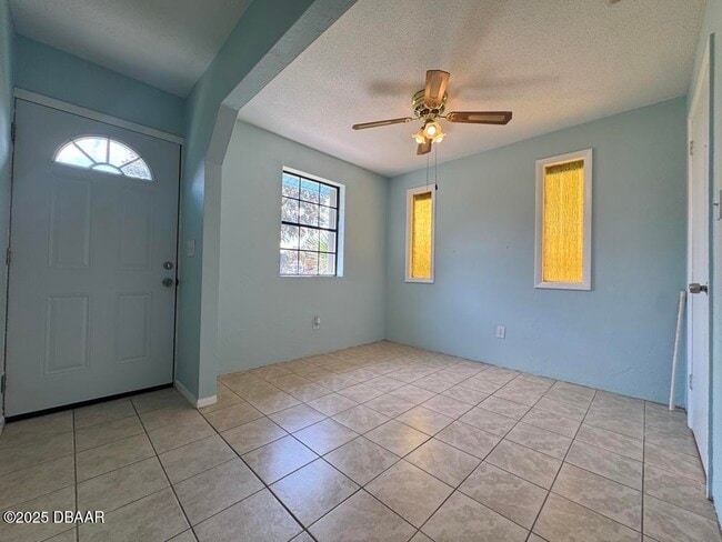 Building Photo - 1561 Sunset Ln