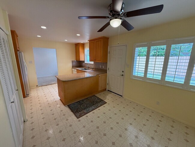 Building Photo - Charming 3-Bed, 2-Bath Home in Quiet Port Hueneme Neighborhood