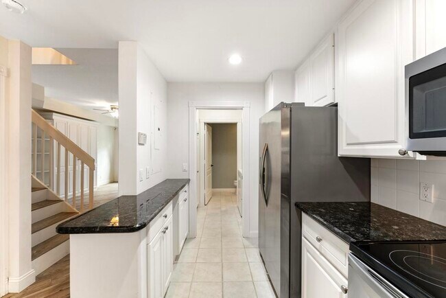 Building Photo - 180 Freeport Dr