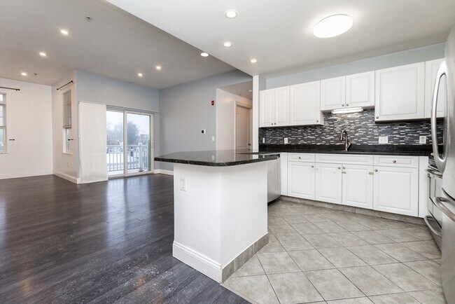 Building Photo - 614 Pond St