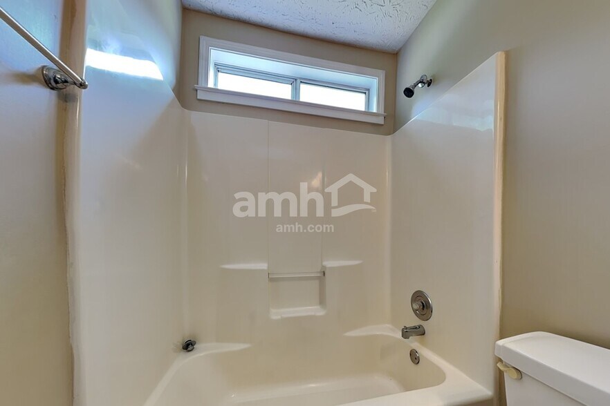 Building Photo - 2510 Baysridge Dr NW