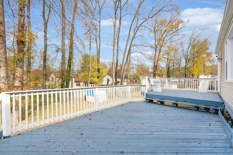 Deck - 900 E Tantallon Dr