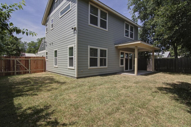Building Photo - UT PRE-LEASE: 2013 Completely Remodeled 6 ...