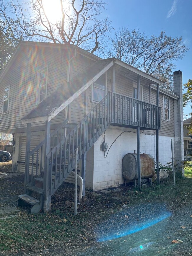 Building Photo - 4-Bedroom, 1-Bath Single Family Home