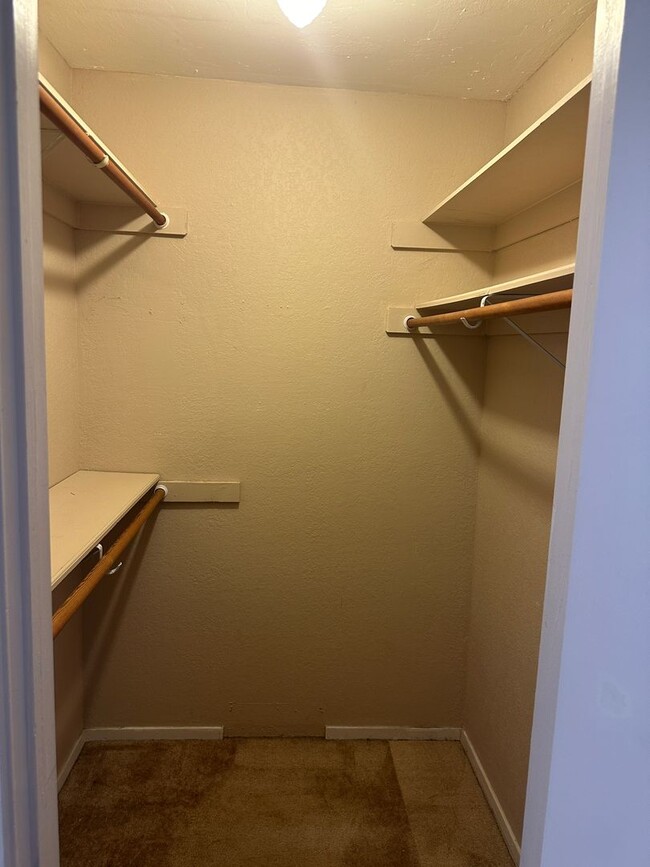 Building Photo - ONE BEDROOM, one bath! Condo by ACU!