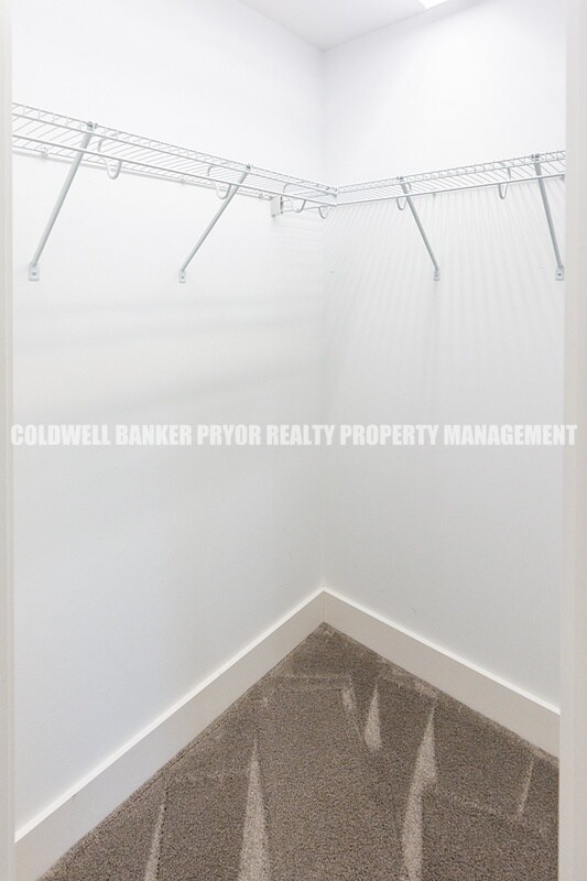 Building Photo - 9618 Shooting Star Cir