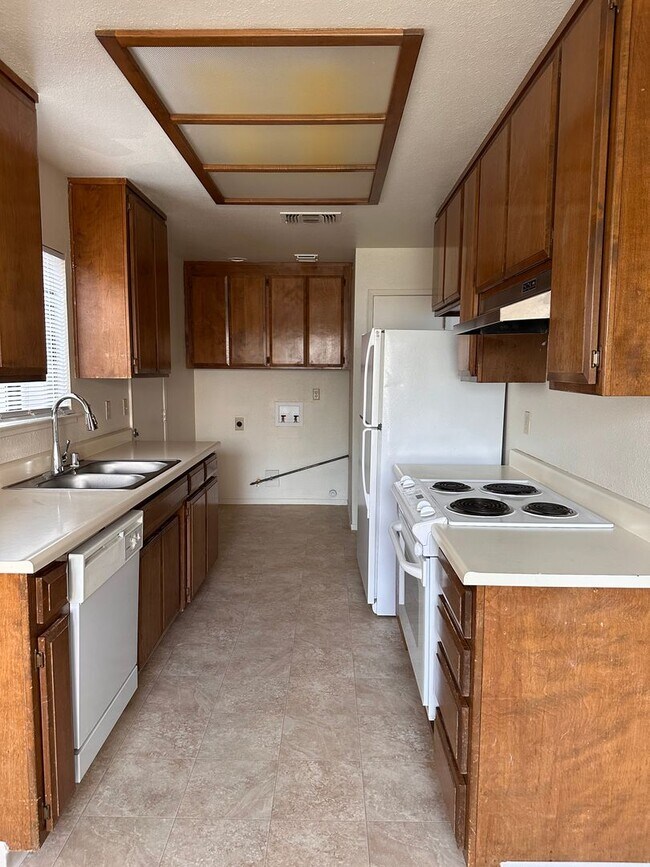 Building Photo - Charming 2/1 Duplex With Access To The Cou...