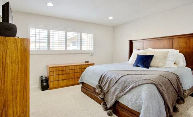 Building Photo - Amazing West LA Location - 2 bd / 2.5 ba T...