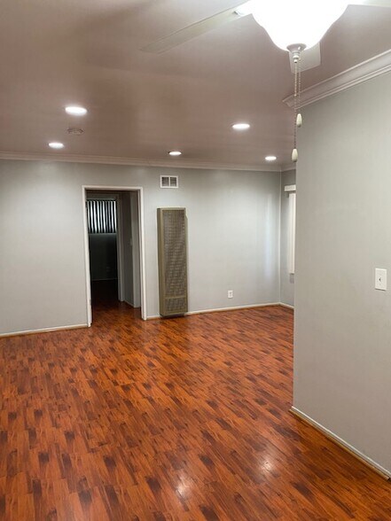 Building Photo - 515 Thompson Ave