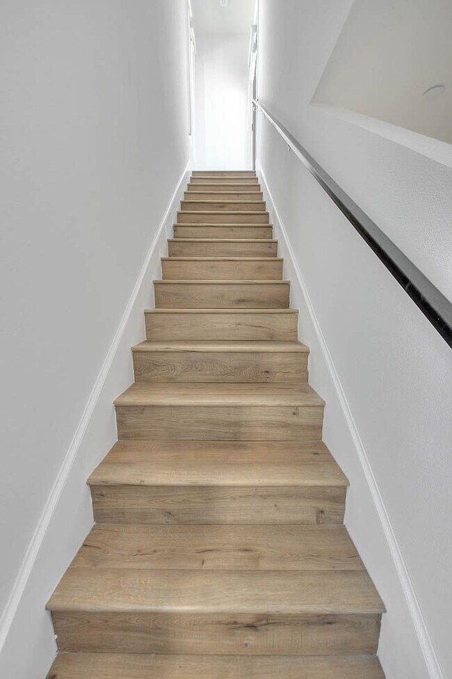 Building Photo - Luxury 2 & 4 Bed Townhomes in NoHo!