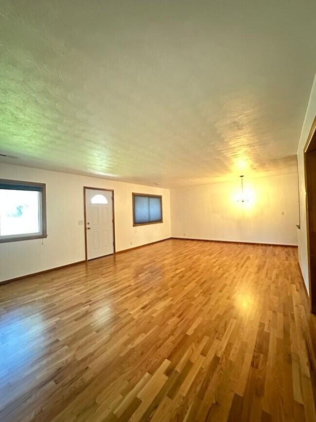 Building Photo - 3 Bedroom 1 Bath home * Owner Updates $600 OFF FIRST MONTHS RENT