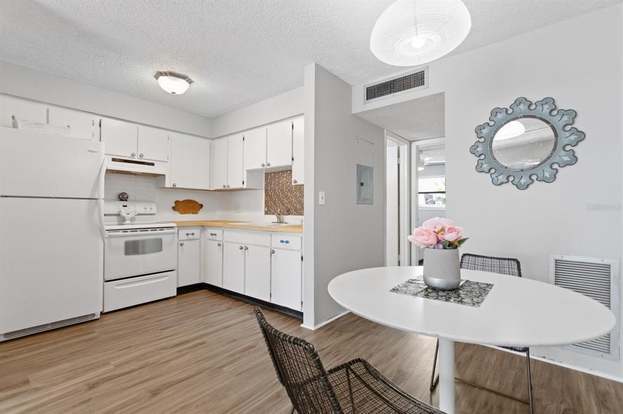 Building Photo - 7151 Sunset Way