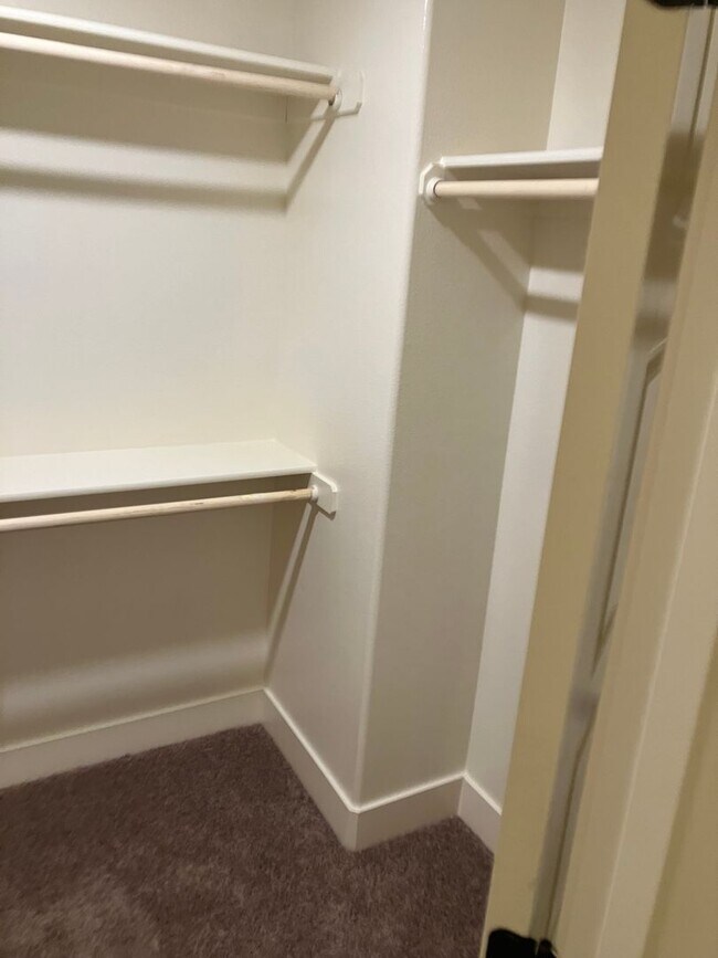 Building Photo - 5 bedroom 3 1/2 bath house in gated commun...
