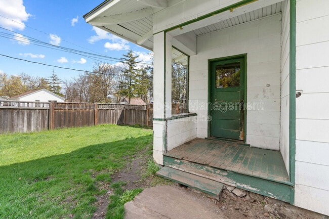 Building Photo - 922 4th St