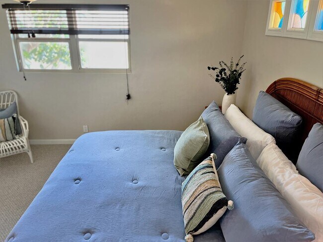 Building Photo - 602 N Shore Dr E