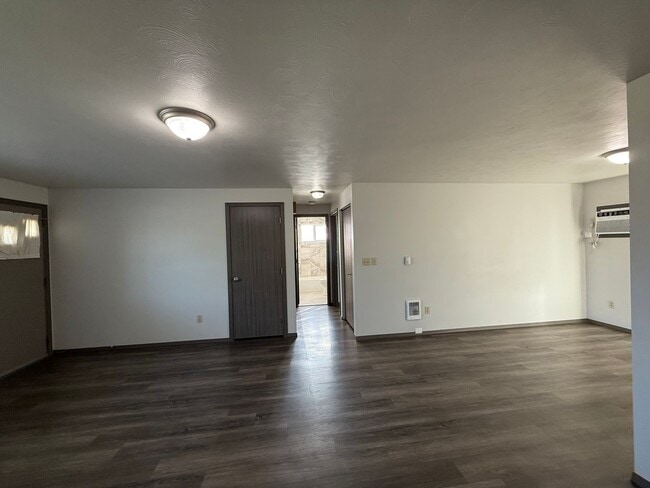 Building Photo - Valley 3 bed 1.5 bath