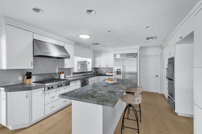 Building Photo - Mid-century modern home in Arcadia with pr...