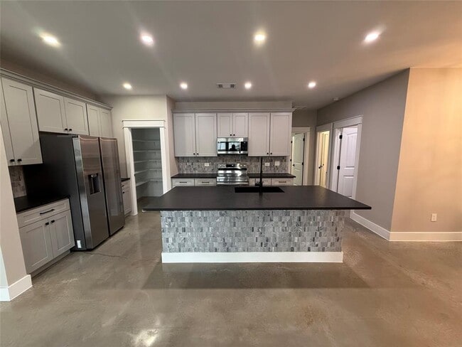 Building Photo - 201 N Vandeveer St