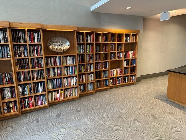 Building Photo - 420 E Waterside Dr