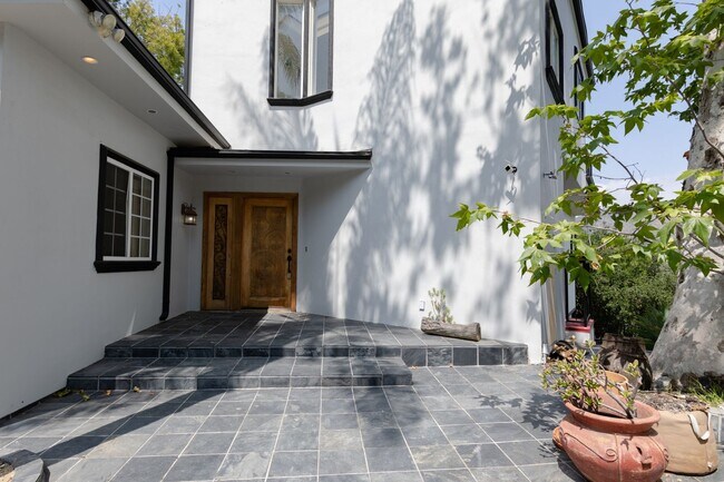 Building Photo - Beautiful Hollywood Hills Home For Lease!