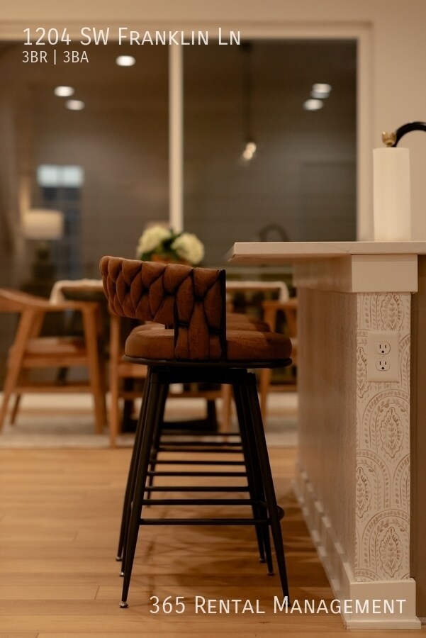 Building Photo - 1204 SW Franklin Dr