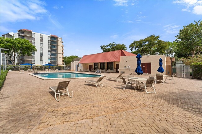 Building Photo - 3301 N Country Club Dr
