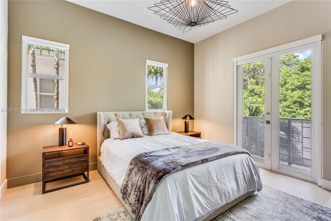 Building Photo - 1701 Espanola Dr