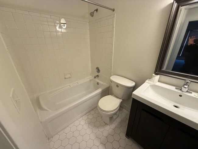 Building Photo - 10 Society Hill Dr N