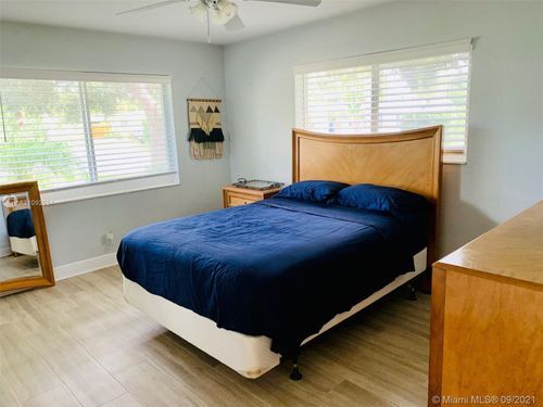 Building Photo - 901 NE 25th Ave