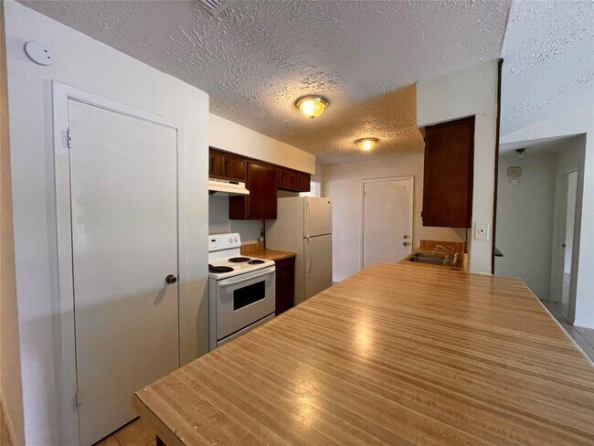 Building Photo - 4502 Mossygate Dr