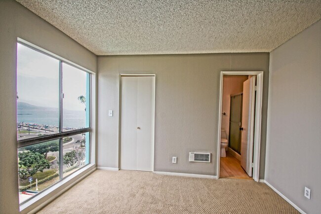 Building Photo - 2BR/2BA Condo with Stunning Ocean Views & ...