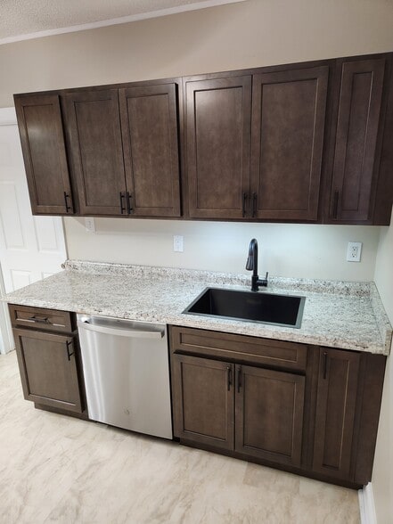 Building Photo - 17 Meriden St