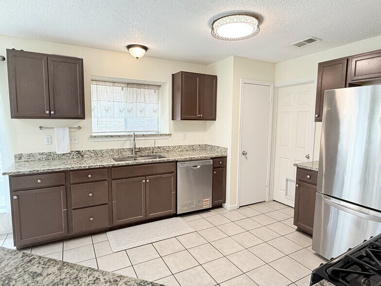 Building Photo - 14206 Rosseau St