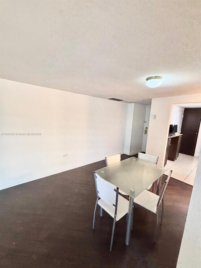 Building Photo - 801 Brickell Bay Dr