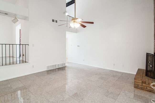 Building Photo - 9023 Pinewood Dr