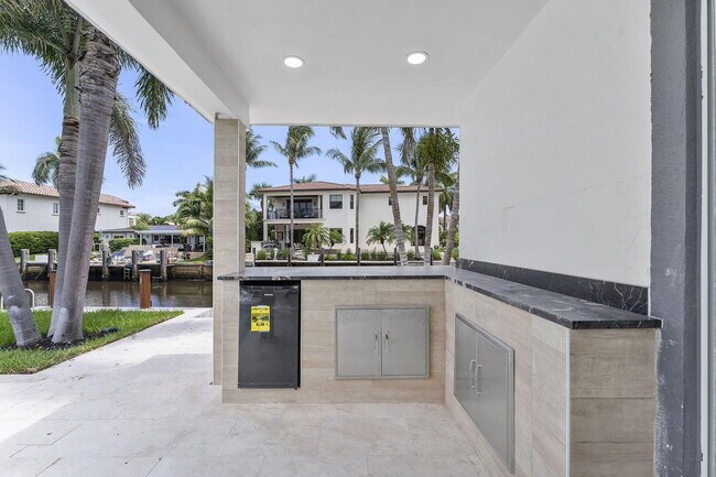 Building Photo - 808 NE 72nd St